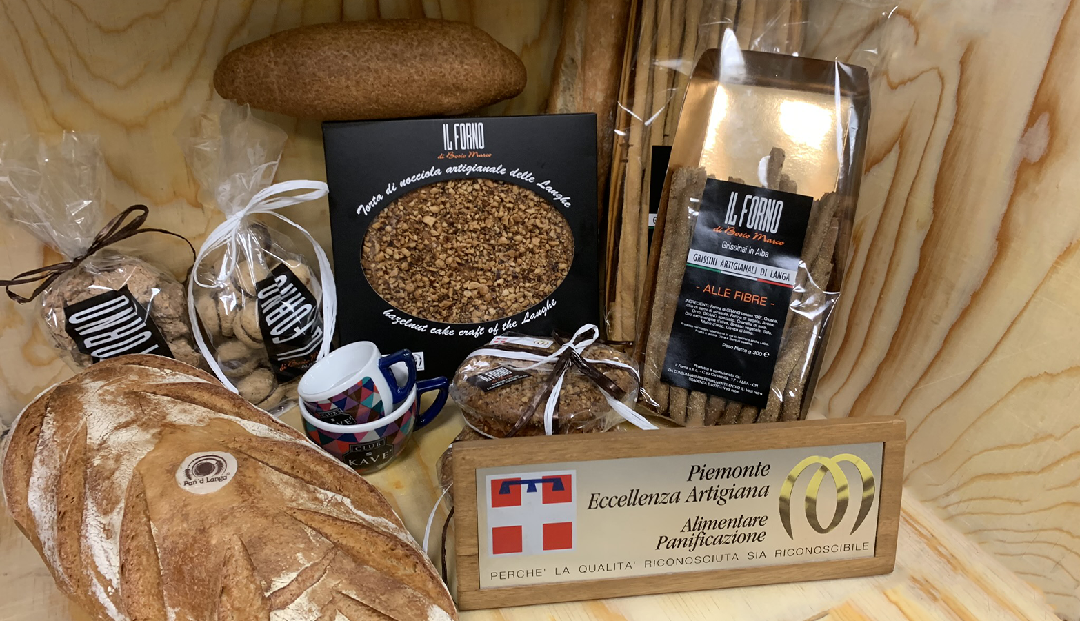 Esposizione dei nostri prodotti artigianali: pane, grissini, dolci piemontesi e specialità da forno preparate con ingredienti locali